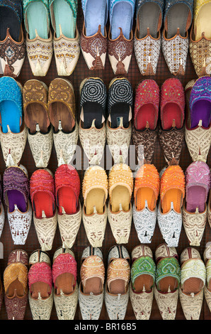 Traditionelles Schuhgestell zum Verkauf in Bur Dubai Souk Alte Dubai VAE Stockfoto