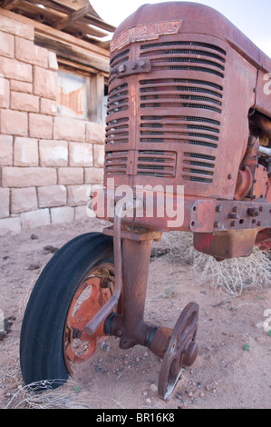 Verlassene alten Kurbel Start Farmall Traktor auf der verlassenen Farm Building. Stockfoto