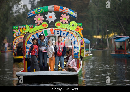 Touristen fahren in einem Boot durch die Wasserkanäle von Xochimilco auf der Südseite von Mexiko-Stadt, 6. Juli 2008. Stockfoto