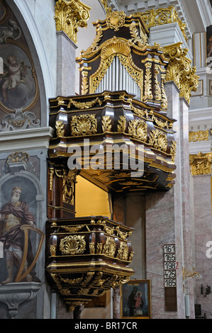 Ljubljana, Slowenien. Kathedrale St. Nikolaus (Cerkev sv Nikolaja- 1701-06, Arch: Andrea Pozzo) im Inneren. Kombinierte Kanzel und Organ Stockfoto