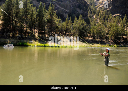 11 Jahre alten Mädchen Fliegenfischen im Fluss in der Nähe von Bend, Oregon Stockfoto