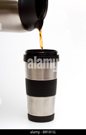 Gießen ein heißes Getränk Kaffee oder starken Tee in eine thermische Becher Stockfoto