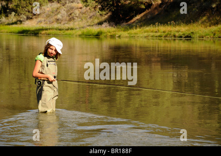 11 Jahre alten Mädchen Fliegenfischen im Fluss in der Nähe von Bend, Oregon Stockfoto