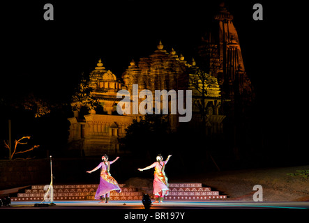 Indische Frauen einen traditionellen Tanz. Khajuraho Festival der Tänze. Auf dem Hintergrund der Chitragupta Tempel. Indien Stockfoto