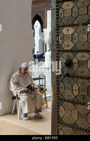 Mann liest und betet aus dem Koran, Al-Qarawiyyin aka Al-Karaouine Moschee, Medina, Fez / Fes, Marokko Stockfoto