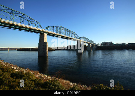 Die Walnut Street Fußgängerbrücke über den Tennessee River im Zentrum von Chattanooga, TN Stockfoto