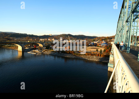 Die Walnut Street Fußgängerbrücke über den Tennessee River im Zentrum von Chattanooga, TN Stockfoto