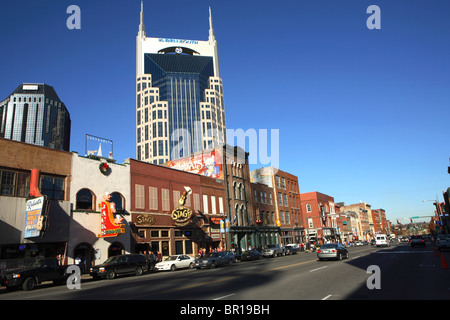 Lower Broadway in Nashville, Tennessee mit seiner Mischung aus touristischen Country-Musik im Zusammenhang mit Attraktionen, gegenübergestellt mit einem boomenden kommerziellen Stockfoto