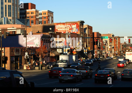 Lower Broadway in Nashville, Tennessee mit seiner Mischung aus touristischen Country-Musik im Zusammenhang mit Attraktionen, gegenübergestellt mit einem boomenden kommerziellen Stockfoto
