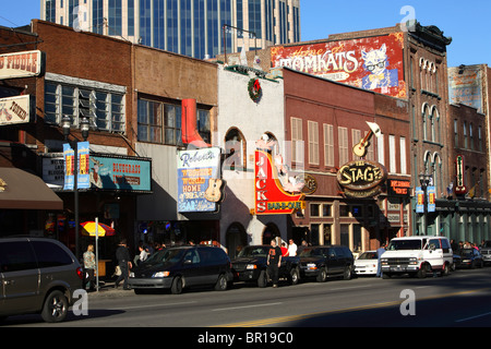 Lower Broadway in Nashville, Tennessee mit seiner Mischung aus touristischen Country-Musik im Zusammenhang mit Attraktionen, gegenübergestellt mit einem boomenden kommerziellen Stockfoto