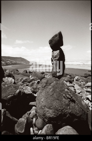 Ein Rock Cairn steht ungestört auf entlegenen Raupuke Beach, North Island, Neuseeland. Stockfoto