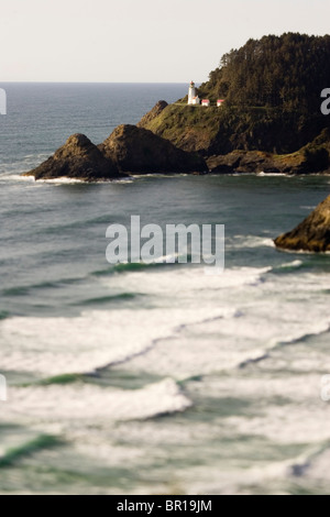 Ein Leuchtturm befindet sich auf einem Felsvorsprung in Florence, Oregon. (Tiefenschärfe). Stockfoto