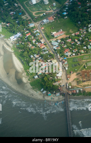 Eine Luftaufnahme von der Seebrücke und Strand von Puerto Cabezas, in Bilwi, Nicaragua. Stockfoto