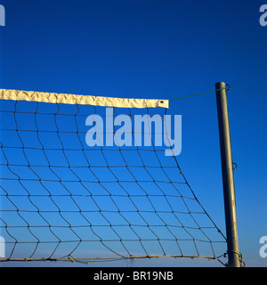 Nahaufnahme von einem Volleyballnetz aufgegeben. Stockfoto