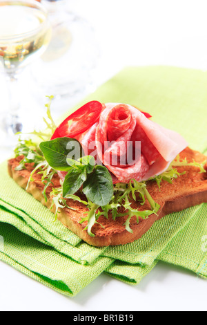 Geröstetes Brot mit Salami und Schinken Stockfoto