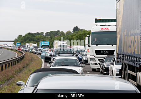 eine geschlossene m5 Autobahn mit einer Fahrbahn für den Verkehr nach einem Unfall in devon Stockfoto