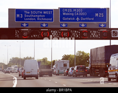 Stockender Verkehr auf der Autobahn M25 in der Nähe der Kreuzung M3 Surrey UK Stockfoto