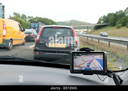 eine geschlossene m5 Autobahn mit einer Fahrbahn für den Verkehr gesperrt aufgrund eines Unfalles in Devon mit Navi im Blick Stockfoto