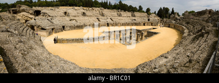 Panorama-Aufnahme des Amphitheaters in der zerstörten römischen Stadt Italica / Italica in der Nähe von Sevilla, Spanien. Stockfoto
