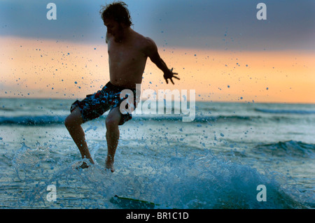 Ein Mann skim Bretter in Ventura, Kalifornien. Stockfoto