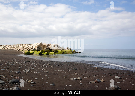 Barriere am Strand in Ribeira Brava in Madeira Stockfoto