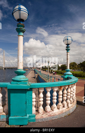 Großbritannien, England, Merseyside, Southport, Besucher auf unteren Promenade neben Marine See Stockfoto