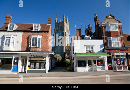 Tenterden High Street mit traditionellen Geschäften und St Mildred's Church, Tenterden, Kent, England, Großbritannien Stockfoto