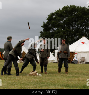 Grenadiere der deutschen Armee Zug mit der Stielhandgranate Stick Handgranate Stockfoto