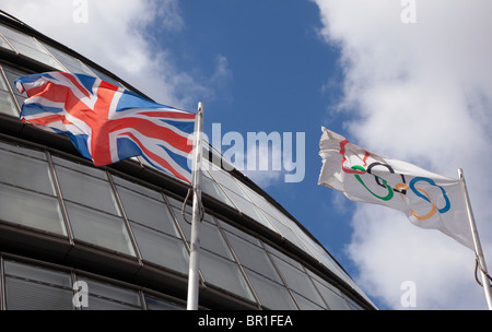 Olympiasieger und Union Jack Flagge fliegen vor der City Hall, London Stockfoto