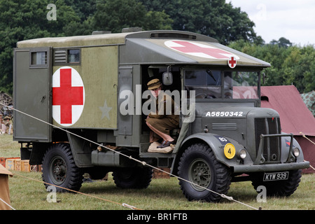 Uniformierte Frau von der First Aid Nursing Yeomanry Service im Krankenwagen Austin K2 Stockfoto