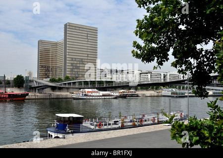 Lastkähne am Seineufer, Simone de Beauvoir Brücke, François Mitterrand Bibliotheque, Paris, Frankreich Stockfoto