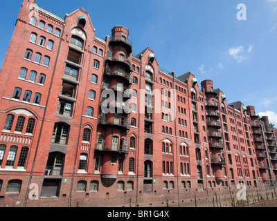 Historische roten Backstein Lager Gebäude neben Kanal im Bezirk der Speicherstadt in Hamburg Deutschland Stockfoto