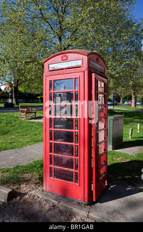 Traditionelle rote Telefondose, Station Road, Tenterden, Kent, England, Großbritannien Stockfoto