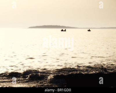 Natürlich getönten Bild irgendwo in der Dämmerung auf dem Adriatischen Meer Angeln Stockfoto