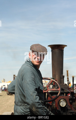 Fahrer der einen Dampftraktor an der The Great Dorset Steam Fair in Blandford Forum 2010 Stockfoto