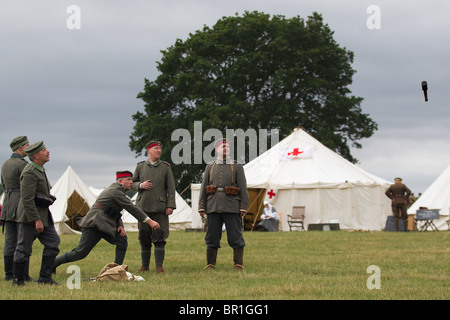 Grenadiere der deutschen Armee Zug mit der Stielhandgranate Stick Handgranate Stockfoto