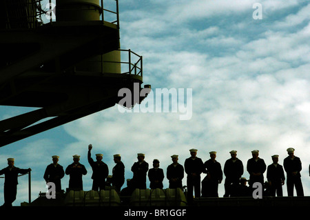 Segler winken vom Deck der USS Ronald Reagan in Sand Diego, Kalifornien. Stockfoto