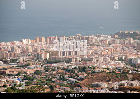 Fuengirola Spanien Costa Del Sol mit Reihen von Hochhäusern und Wohnungen von Mijas erschossen Stockfoto