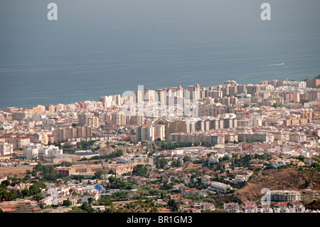 Fuengirola Spanien Costa Del Sol mit Reihen von Hochhäusern und Wohnungen von Mijas erschossen Stockfoto