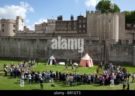 Touristen sehen Sie Ritter in Rüstungen kämpfen am Tower of London Stockfoto