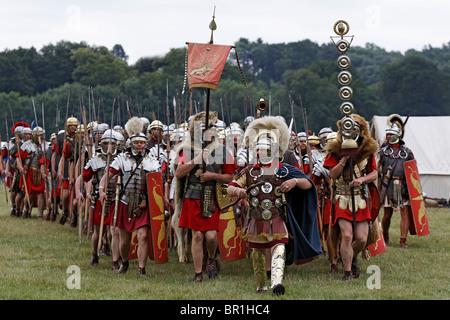 Volles Roman Century auf dem Vormarsch mit Infanteristen. Horn-Gebläse, Fahnenträger, Centuruion (Sergeant Major) und Ausrüstung Stockfoto