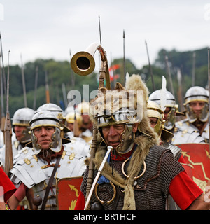 Volles Roman Century auf dem Vormarsch mit Infanteristen. Horn-Gebläse, Fahnenträger, Centuruion (Sergeant Major) und Ausrüstung Stockfoto