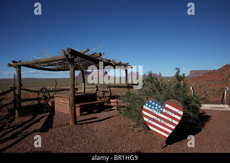 Herzförmige amerikanische Flagge mit Gott Bless American Inschrift am Monument Valley, Arizona und Utah, USA, 14. Juni 2010 Stockfoto