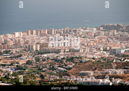 Fuengirola Spanien Costa Del Sol mit Reihen von Hochhäusern und Wohnungen von Mijas erschossen Stockfoto