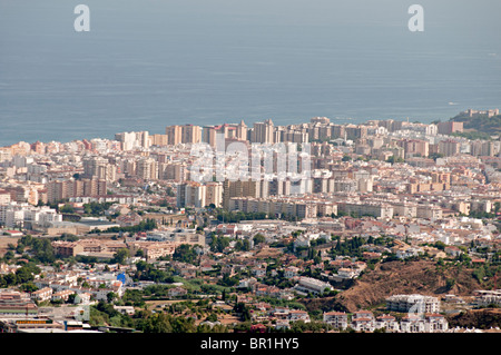 Fuengirola Spanien Costa Del Sol mit Reihen von Hochhäusern und Wohnungen von Mijas erschossen Stockfoto