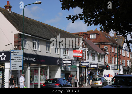 Ein kleiner Teil der Station Road, New Milton zeigt 4 For Sale Zeichen sowie anderen besetzten Geschäfte. Stockfoto