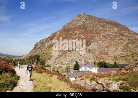 Fußweg von Cwm Idwal mit Ogwen Hütte unter Carnedd Stift Yr Ole Wen Berg im Ogwen Valley, Snowdonia, North Wales, UK. Stockfoto