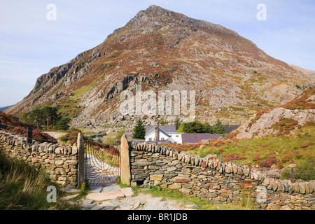 Wanderweg von Cwm Idwal mit Ogwen Cottage Center und Carnedd Pen Jahr Ole Wen Berg. Ogwen Valley North Wales Snowdonia GROSSBRITANNIEN GROSSBRITANNIEN Stockfoto