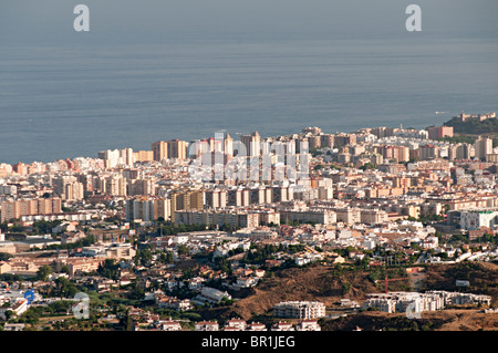 Fuengirola Spanien Costa Del Sol mit Reihen von Hochhäusern und Wohnungen von Mijas erschossen Stockfoto