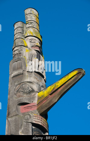 Kormoran Figur und "Watchmen" Cumchewa Pole detail, Haida Stil, Thunderbird Park, Royal BC Museum, Victoria BC Kanada Stockfoto